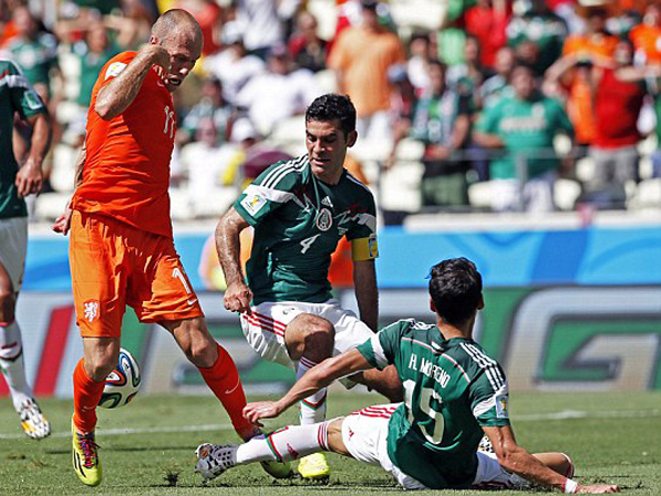 Dihantam Arjen Robben, Pemain Meksiko Ini Alami Patah Tulang!